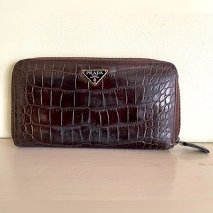 Prada wallett / Soft to the touch. Brown Leather wallet. Made in Italy